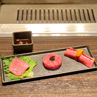 焼肉うしごろ 銀座並木通り店 - 牛刺3種盛り合わせ(厳選赤身の炙り、牛タルタルキャビア添え、ザブトン炙りにぎり生ウニ添え)