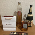 デメル - グラッパと一緒に撮りたかったのですが、一番何も写り込まない場所がこのフラッシュ天板にビニールクロスでキメている場所でして…これも侘しいので、森伊蔵も入れたりして。