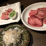 焼肉市場うまうま - 左）上タン塩、右）タン塩