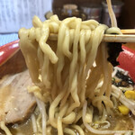 濃厚蟹みそラーメン 石黒商店 - 麺のリフトアップ