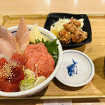 Tsukiji Shokudou Genchan - ランチ 日替わり丼と唐揚げ（税込1,080円）