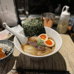 酒肴場 屯 - 【限定】生姜香る烏賊干し中華蕎麦（味玉入り）¥900、海鮮丼¥500