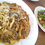 柊山ガーデン - ランチ（キノコとローズマリーのデミグラスナポリタン、グリーンサラダ、バケット、アボガドポン酢）