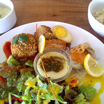 柊山ガーデン - ランチ（とろろ玄米ごはん、白身魚とポテトのオーブン焼き、アボガドポン酢、豚角煮＋玉子＋大根、茶碗蒸し、ひじきとカボチャのコロッケ）