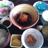 土佐料理 祢保希 新宿店 - 本日の定食。メジマグロのお刺身・土佐煮・茶碗蒸し・小鉢・漬け物・グレープフルーツゼリー