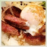 ステーキハウス欅 - 肉の厚さはこんな感じ。ステーキ丼（1300円）