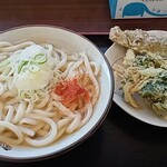 武村 - 「あつ・あつ」の「中」と春菊天、ちくわ天(360円＋110円＋100円)