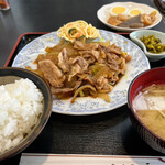 伽屋 - A 生姜焼肉定食 900円。