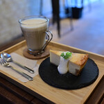 カフェ アンド ファクトリー パルケ - 植村さんのチーズケーキ プレーン カット@税込460円│ドリンクセット 自家製チャイ@税込510円