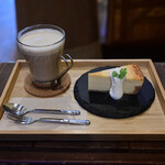 カフェ アンド ファクトリー パルケ - 植村さんのチーズケーキ プレーン カット@税込460円│ドリンクセット 自家製チャイ@税込510円