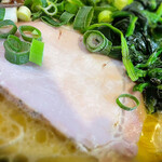 どんとこい家 - 黄金色に煌めく鶏油に浮かぶチャーシュー