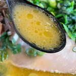 どんとこい家 - 表面には水玉模様状に分離した鶏油が煌めくスープ