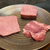 西麻布 焼肉 X - 但馬牛厚切りタン、但馬牛タンシタ、但馬牛タン元の薄切り