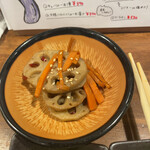 家庭的料理居酒屋 しろとくろ - 蓮根のきんぴら