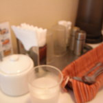 ハヤシ屋中野荘 - テーブルに調味料とスプーンとフォークが置かれています