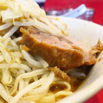 ラーメン二郎 - 豚の厚み