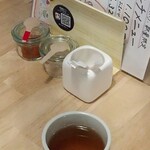 手打ちそば くるみの木 - テーブル席上の調味料他達！七味&塩が増えてやした❗️