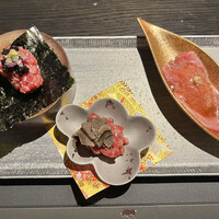 焼肉 牛印 新宿店 - タルタルユッケとキャビアの手巻き、トリュフユッケ、厳選肉刺し(サーロイン)
