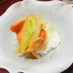 Isoda - 濃い目の酢飯の上に大分産の赤貝と蕗をトッピング。文句なしにウンマイ