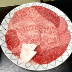 日本橋 伊勢重 - 牛なべ（すき焼き）の美しい肉　2人前