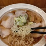 ワンタンメンの満月 - ちぢれ麺