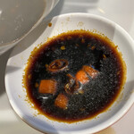 海南チキンライス 夢飯 - バクテーのピリ辛タレ。使用後なので豚の脂が浮いてるｻｰｾﾝ