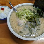 カマリヤ 大将 - ラーメン（中）＋味付玉子＋ワカメ増＋ライス