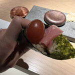 鮨 鴉巣 - 巻き寿司
            黄身とマグロ、紫蘇がアクセントの巻き寿司。