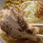 麺屋 雪風 すすきの店 - このチャーシューひと口食べて、肉盛りの方にすれば良かったと後悔しました。とろとろでめちゃくちゃ美味しい。