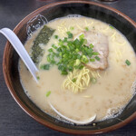 博多ラーメン 長浜や - 来ました！器の豚のイラストがいい。