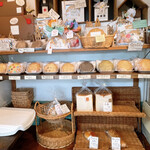 クッキーショップ アンジー - 入口の左側上段には
ギフトにピッタリな個包装されたクッキー✧‧˚
下段は「エスケール(※)」さんのパン♪
15時頃の訪問だったので、だいぶ減ってたみたい。