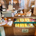 クッキーショップ アンジー - ドアを開けた正面に並ぶクッキー達。