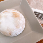 クッキーショップ アンジー - シュガーバタークッキーは少し小さめ。
とは言え、5cm位は有ります。