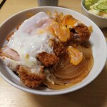 とんかつ燕楽 - カツ丼。このなんの変哲もないビジュアルのカツ丼が衝撃的に旨いという事実。インスタグ映えするカツ丼？  何言ってんの、旨いが一番よ。