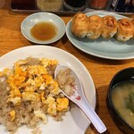 ファイト餃子 - 焼き餃子５つとチャーハンのセット  930円
