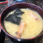 回転寿司 日本海 - 味噌汁はランチタイム限定で無料。
海老の頭と海苔が入っております。濃いめの味噌汁で冷えた身体が温まります♪