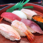回転寿司 日本海 - マグロ・イカ・カジキ・カニ・甘エビ・フクラギ・いくらの7貫入り♪