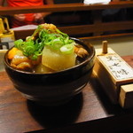 大島や - 牛筋スジ煮込み(黄)　幻の黄色！カレー風味、白飯が欲しくなってしまう！