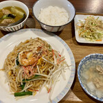 タイスタイル トゥクトゥク - パッタイとグリーンカレーのランチ