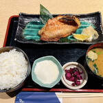 釣船茶屋 ざうお - 焼き魚定食(赤魚、ご飯少なめ)_¥900
