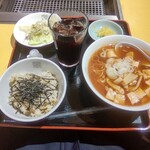 朝鮮飯店 - 【2022.2.25(金)】日替ランチ(麻婆ラーメン＋高菜ごはん＋野菜サラダ＋漬物＋アイスコーヒー)640円