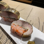 酒肴場 屯 - 八戸前沖サバ棒寿司¥250×2