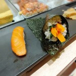 立ち食い鮨 鈴な凛 - サーモン¥100/やまごぼう巻¥150
