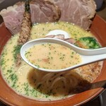 麺巧 潮 上野製麺所 - クリーミィなスープ