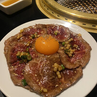 焼肉　福々 - ローストユッケ。殆ど牛のタタキですね。少し甘いかな。塩ユッケ推し