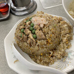 中華や - 五目炒飯にはチャーシュー、グリーンピース、蟹身、ネギなどが入る