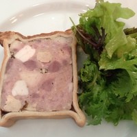 Benoit Alain Ducasse - 前菜：スペシャリテのパテ・アンクルート（パテのパイ包み）