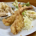 Hisamoto - 海老コロッケは、海老のお腹にホワイトソースを抱かせ揚げた、海老グラタン風でめちゃ美味しいのです♪
                        野菜もたっぷり！！