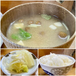 Hisamoto - 三つ葉となめこに豆腐のお味噌汁が熱々で美味しい♪
                        炊きたてご飯がほっかほかで旨い！
                        この日のお漬物はたくあんに白菜漬け♪