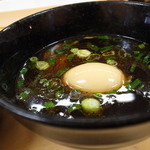 三谷製麺所 - つけじるには半熟の味玉と鳥モモ肉のチャーシュー２枚が入ってます